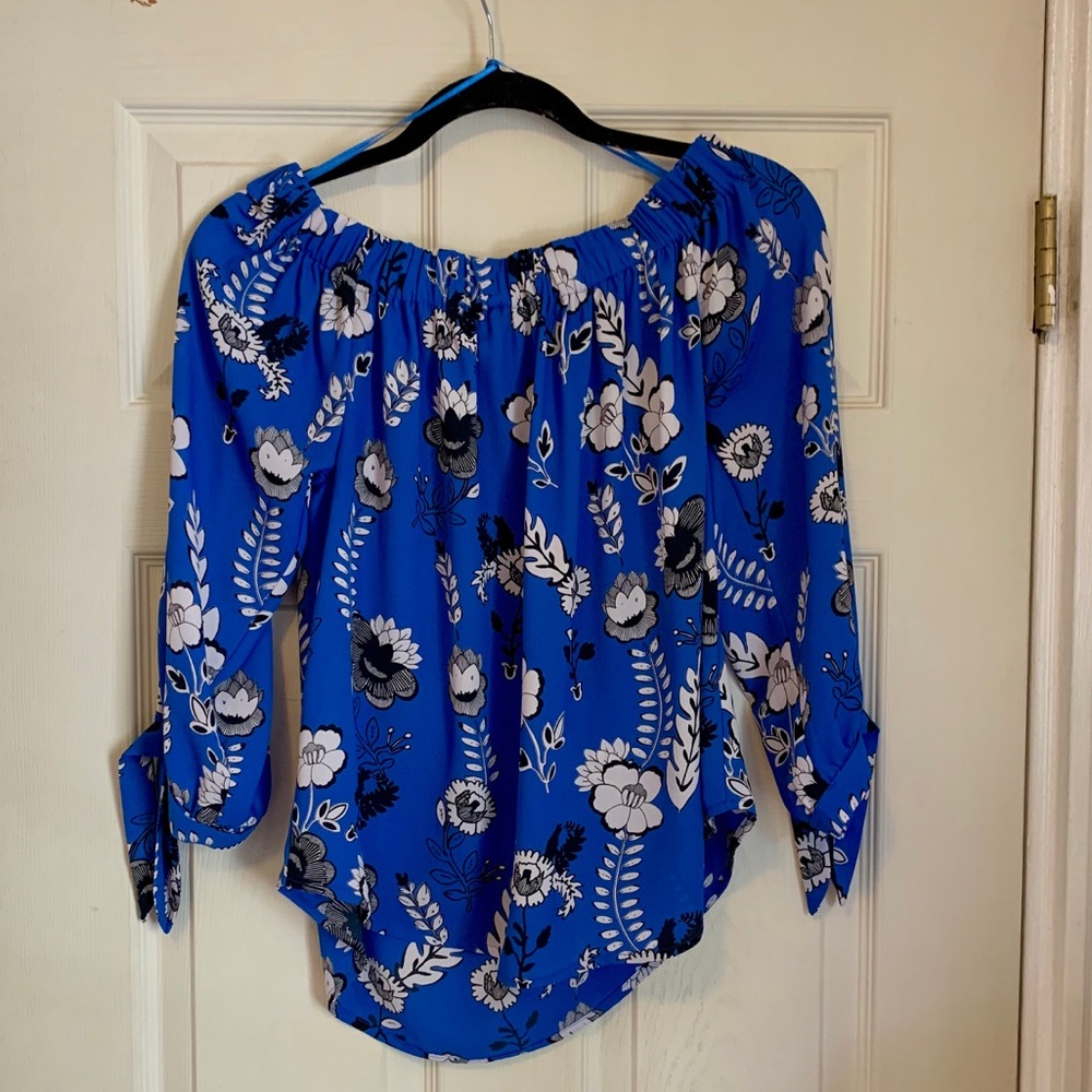 Off the shoulder blue, back & white flowered shirt
